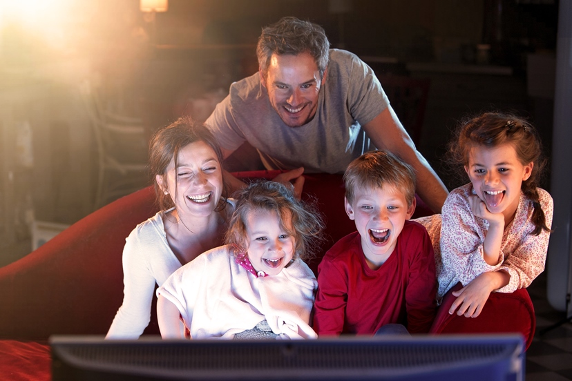 Familie schaut TV auf dem Sofa