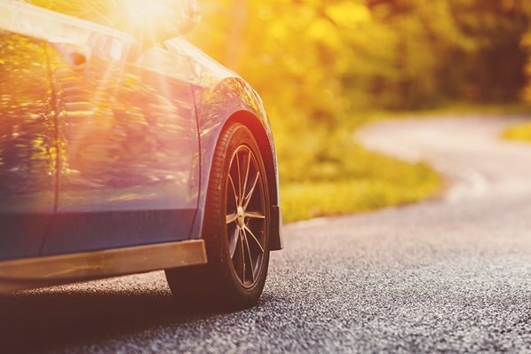 Blaues Auto im Sommer auf der Strasse