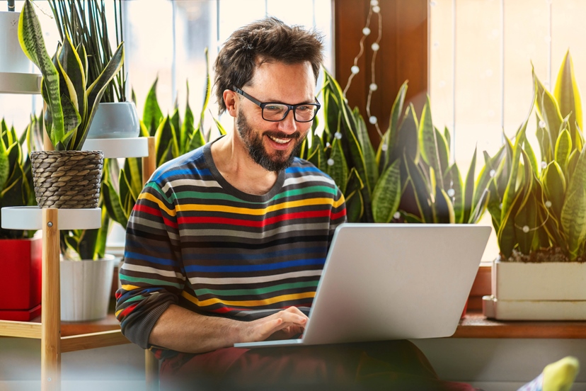 AdobeStock_411002393_Mann mit Laptop