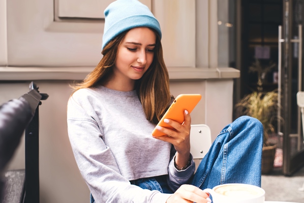 AdobeStock_511697663_Junge Frau mit Smartphone