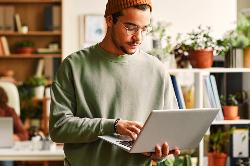 AdobeStock_544109943_Junger Mann mit Laptop