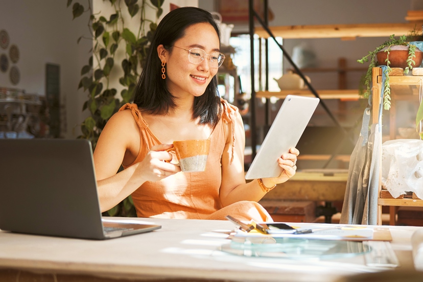 AdobeStock_563232253_Junge Frau mit Tablet und Laptop